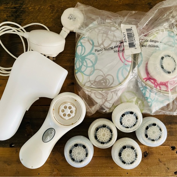 CLARISONIC MIA 2 FACIAL CLEANSING BUNDLE - Picture 1 of 16